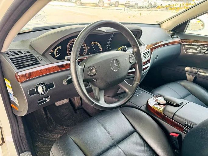 Подержанный Mercedes-Benz S-Class 350 V (W221) Рестайлинг, 3.5 л, 2009 в Дубае от Mirza Automobile FZE Белый цвет. Японская | AUTO.AE