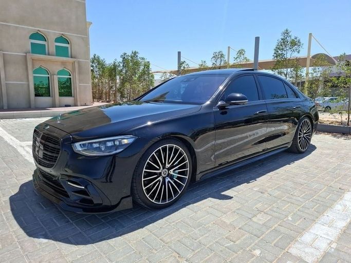 Подержанный Mercedes-Benz S-Class 580 Long 4MATIC VII (W223), 4.0 л, 2022 в Дубае от Barkat Alrahmen Motors Черный цвет. Американская | AUTO.AE