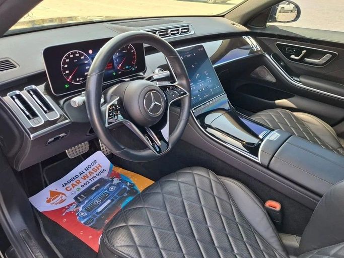 Подержанный Mercedes-Benz S-Class 580 Long 4MATIC VII (W223), 4.0 л, 2022 в Дубае от Barkat Alrahmen Motors Черный цвет. Американская | AUTO.AE