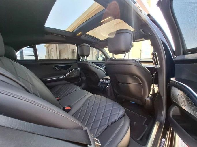 Подержанный Mercedes-Benz S-Class 580 Long 4MATIC VII (W223), 4.0 л, 2022 в Дубае от Barkat Alrahmen Motors Черный цвет. Американская | AUTO.AE