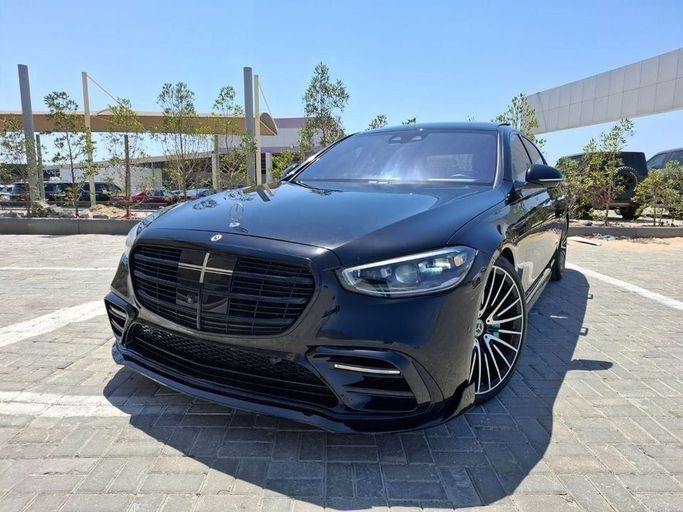 Подержанный Mercedes-Benz S-Class 580 Long 4MATIC VII (W223), 4.0 л, 2022 в Дубае от Barkat Alrahmen Motors Черный цвет. Американская | AUTO.AE