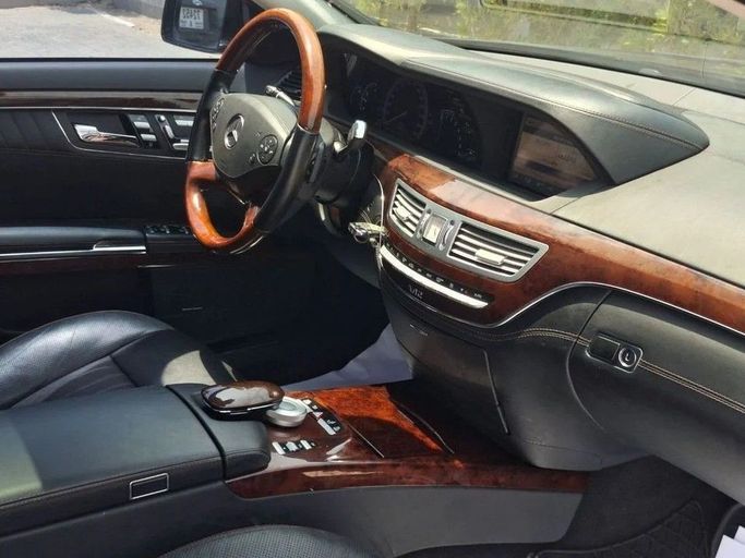 Подержанный Mercedes-Benz S-Class 600 Long V (W221) Рестайлинг, 5.5 л, 2012 в Дубае от Barkat Alrahmen Motors Черный цвет. Корейская | AUTO.AE