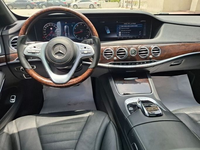 Подержанный Mercedes-Benz S-Class 560 VI (W222, C217) Рестайлинг, 4.0 л, 2020 в Дубае от Barkat Alrahmen Motors Черный цвет. Корейская | AUTO.AE