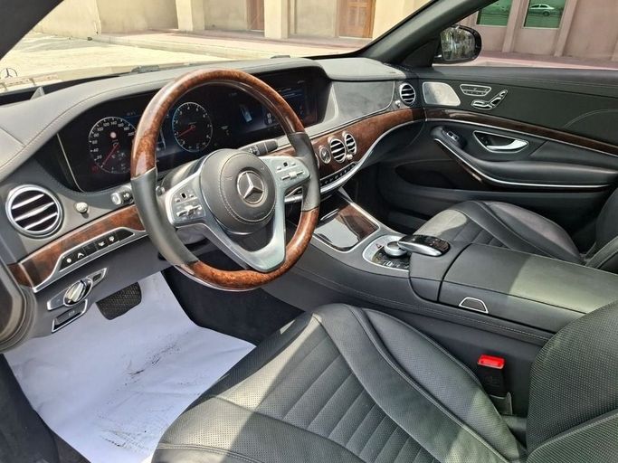Подержанный Mercedes-Benz S-Class 560 VI (W222, C217) Рестайлинг, 4.0 л, 2020 в Дубае от Barkat Alrahmen Motors Черный цвет. Корейская | AUTO.AE