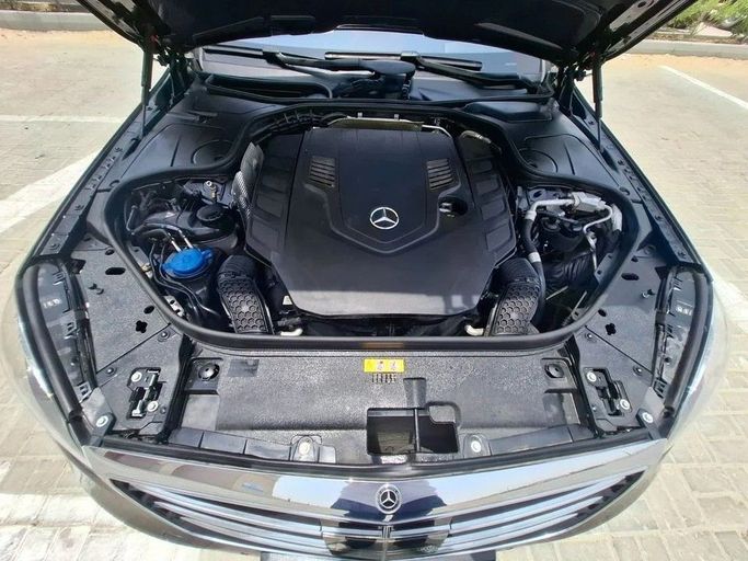 Подержанный Mercedes-Benz S-Class 560 VI (W222, C217) Рестайлинг, 4.0 л, 2020 в Дубае от Barkat Alrahmen Motors Черный цвет. Корейская | AUTO.AE