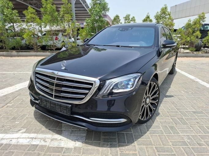 Подержанный Mercedes-Benz S-Class 560 VI (W222, C217) Рестайлинг, 4.0 л, 2020 в Дубае от Barkat Alrahmen Motors Черный цвет. Корейская | AUTO.AE