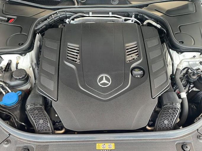 Used Mercedes-Benz S-Class 560 VI (W222, C217) Facelift, 4.0 l, 2020 in Dubai by Japan Motors, White color. Japanese Specs | AUTO.AE