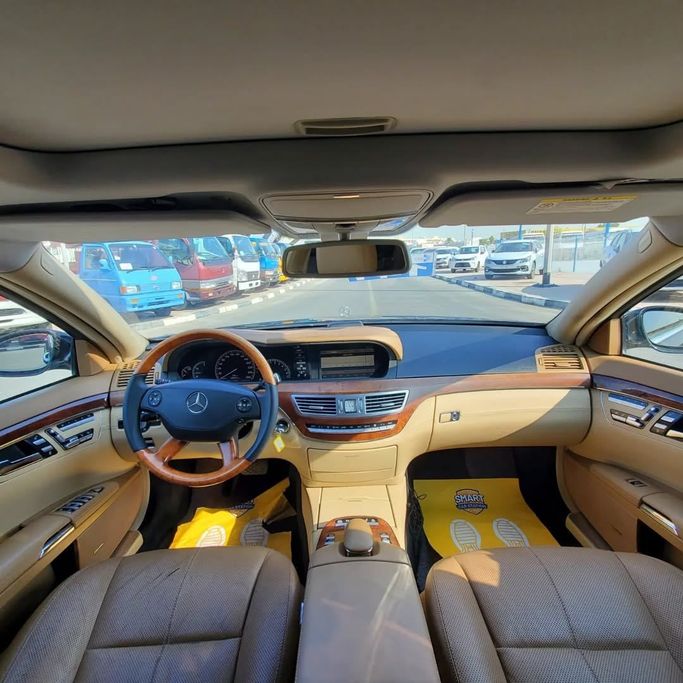 Used Mercedes-Benz S-Class 500 V (W221), 5.5 l, 2007 in Dubai by Japan Motors, Black color. Japanese Specs | AUTO.AE