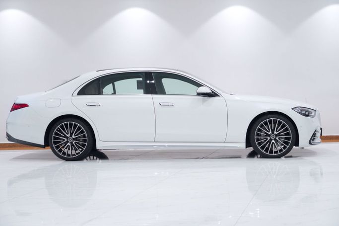 New Mercedes-Benz S-Class 500 4MATIC VII (W223), 3.0 l, 2024 in Dubai by Oscar Motors, White color. GCC Specs | AUTO.AE