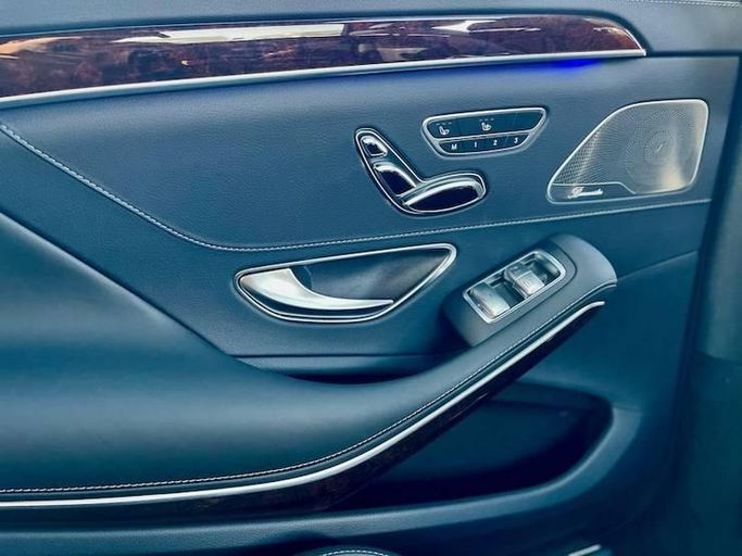 Подержанный Mercedes-Benz S-Class 560 VI (W222, C217) Рестайлинг, 4.0 л, 2019 в Дубае от Al Abbas Motors Черный цвет. Японская | AUTO.AE