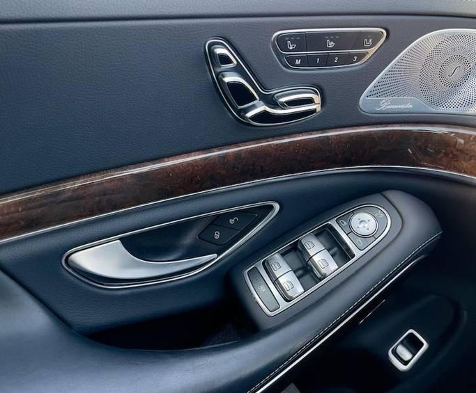 Подержанный Mercedes-Benz S-Class 560 VI (W222, C217) Рестайлинг, 4.0 л, 2019 в Дубае от Al Abbas Motors Черный цвет. Японская | AUTO.AE