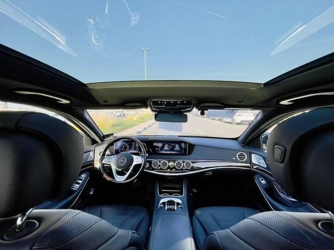 Подержанный Mercedes-Benz S-Class 560 VI (W222, C217) Рестайлинг, 4.0 л, 2019 в Дубае от Al Abbas Motors Черный цвет. Японская | AUTO.AE