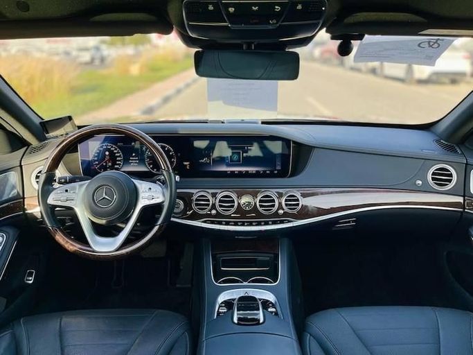Подержанный Mercedes-Benz S-Class 560 VI (W222, C217) Рестайлинг, 4.0 л, 2019 в Дубае от Al Abbas Motors Черный цвет. Японская | AUTO.AE