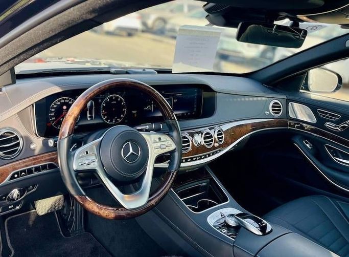 Подержанный Mercedes-Benz S-Class 560 VI (W222, C217) Рестайлинг, 4.0 л, 2019 в Дубае от Al Abbas Motors Черный цвет. Японская | AUTO.AE