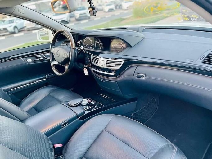 Used Mercedes-Benz S-Class 550 V (W221) Facelift, 5.5 l, 2011 in Dubai by Al Abbas Motors, White color. Japanese Specs | AUTO.AE