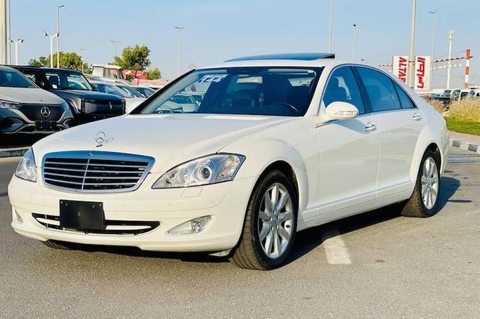 Подержанный Mercedes-Benz S-Class 500 Long IV (W220) Рестайлинг, 5.0 л, 2006 в Дубае от Al Abbas Motors Белый цвет. Японская | AUTO.AE