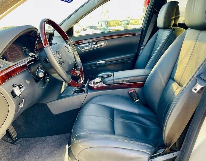 Подержанный Mercedes-Benz S-Class 500 Long IV (W220) Рестайлинг, 5.0 л, 2006 в Дубае от Al Abbas Motors Белый цвет. Японская | AUTO.AE