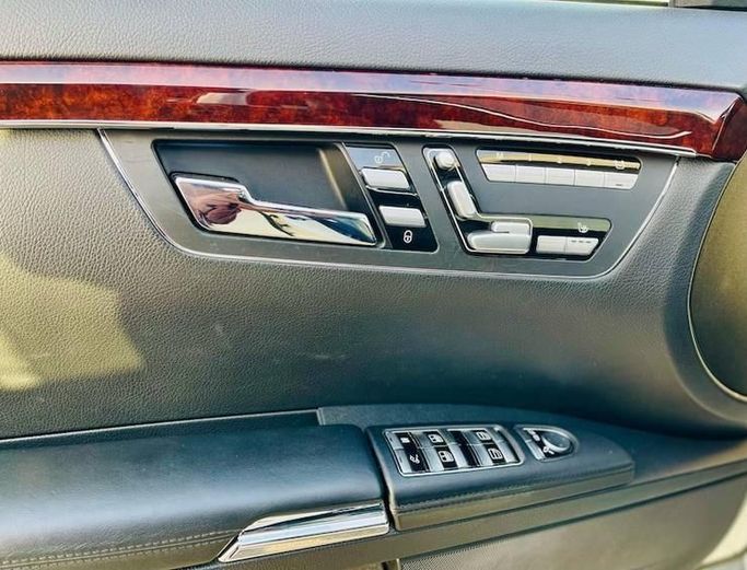 Подержанный Mercedes-Benz S-Class 500 Long IV (W220) Рестайлинг, 5.0 л, 2006 в Дубае от Al Abbas Motors Белый цвет. Японская | AUTO.AE