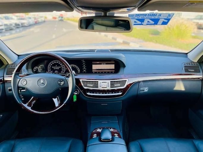 Подержанный Mercedes-Benz S-Class 500 Long IV (W220) Рестайлинг, 5.0 л, 2006 в Дубае от Al Abbas Motors Белый цвет. Японская | AUTO.AE