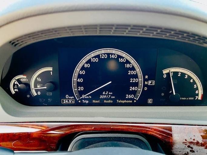 Подержанный Mercedes-Benz S-Class 500 Long IV (W220) Рестайлинг, 5.0 л, 2006 в Дубае от Al Abbas Motors Белый цвет. Японская | AUTO.AE