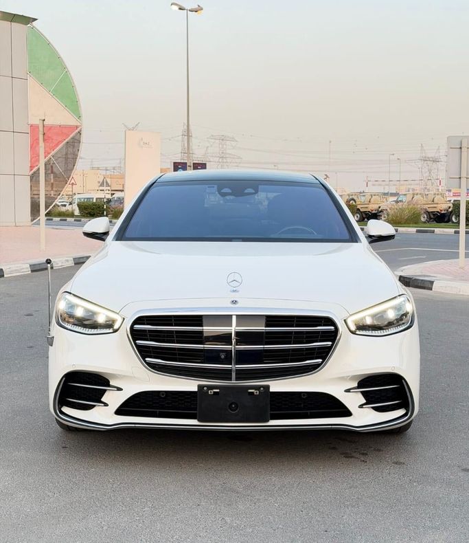 مستعملة Mercedes-Benz S-Class 500 4MATIC سابعاً (W223), 3.0 l, 2021 في في دبي من WADHWANI CARS DUBAI، اللون أبيض. المواصفات اليابانية | AUTO.AE