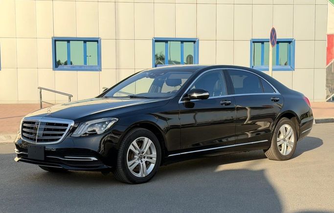 مستعملة Mercedes-Benz S-Class 560 شد الوجه السادس (W222، C217), 4.0 l, 2018 في في دبي من WADHWANI CARS DUBAI، اللون أسود. المواصفات اليابانية | AUTO.AE