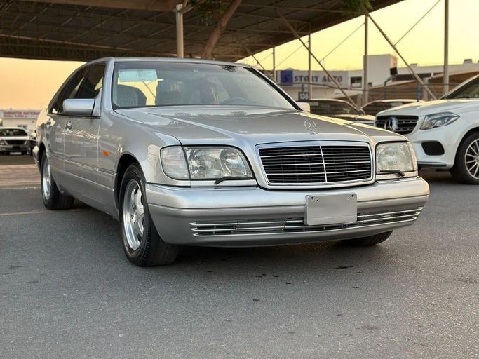 مستعملة Mercedes-Benz S-Class 500 عملية شد الوجه III (W140), 5.0 l, 1997 في في دبي من HONEY Motors FZCO، اللون فضي. المواصفات اليابانية | AUTO.AE
