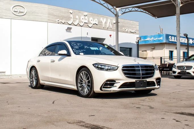 Подержанный Mercedes-Benz S-Class 580 4MATIC VII (W223), 4.0 л, 2022 в Дубае от 786 MOTORS FZCO Белый цвет. Японская | AUTO.AE