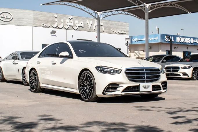 مستعملة Mercedes-Benz S-Class 580 4MATIC سابعاً (W223), 4.0 l, 2022 في في دبي من 786 MOTORS FZCO، اللون أبيض. المواصفات اليابانية | AUTO.AE