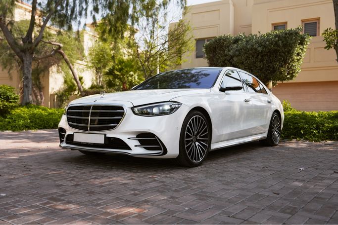 Used Mercedes-Benz S-Class 500 4MATIC VII (W223), 3.0 l, 2021 in Dubai, White color. GCC Specs | AUTO.AE
