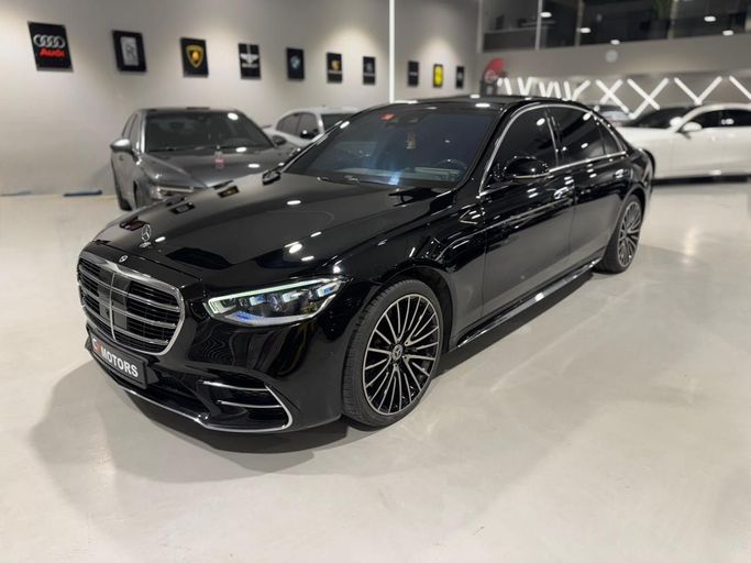 مستعملة Mercedes-Benz S-Class 500 4MATIC سابعاً (W223), 3.0 l, 2022 في في دبي من C7 Motors، اللون أسود.  | AUTO.AE | إعلان #257388