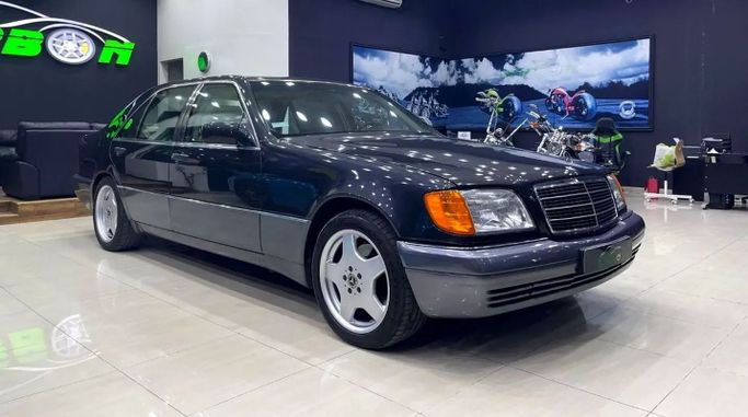 مستعملة Mercedes-Benz S-Class 500 III (W140), 5.0 l, 1993 في في دبي من Carbon Cars، اللون أزرق داكن. المواصفات الأمريكية | AUTO.AE | إعلان #259726