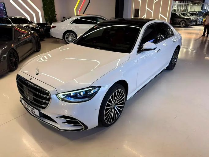 مستعملة Mercedes-Benz S-Class 500 4MATIC سابعاً (W223), 3.0 l, 2023 في في دبي من GE Motors، اللون أبيض. مواصفات الخليج | AUTO.AE | إعلان #265033