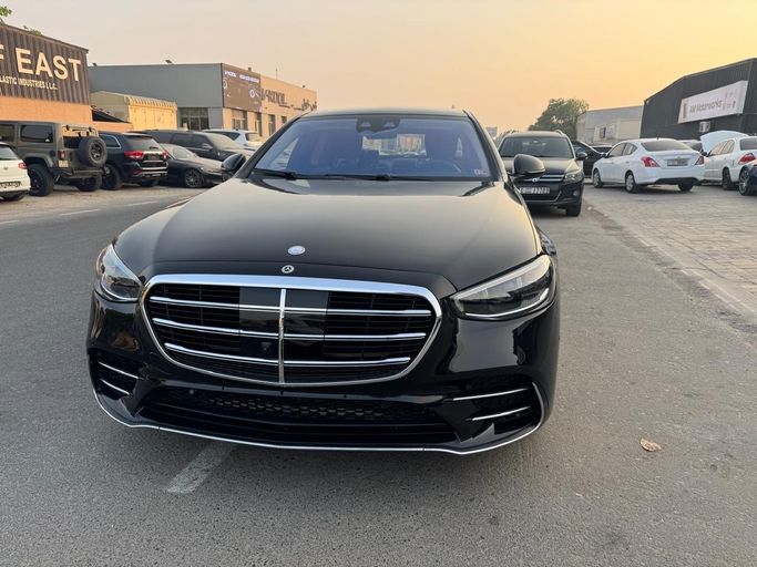 مستعملة Mercedes-Benz S-Class 500 4MATIC سابعاً (W223), 3.0 l, 2022 في في الإمارات, دبي، اللون أسود. المواصفات الأمريكية | AUTO.AE | إعلان #274427