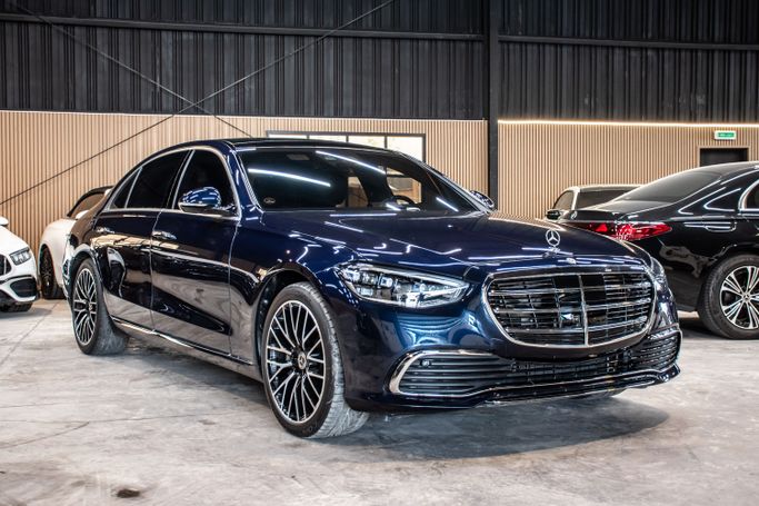 Подержанный Mercedes-Benz S-Class 580 4MATIC VII (W223), 4.0 л, 2024 в ОАЭ, Дубай от VERONA MOTORS Тёмно-синий цвет. Японская | AUTO.AE | Объявление #275726