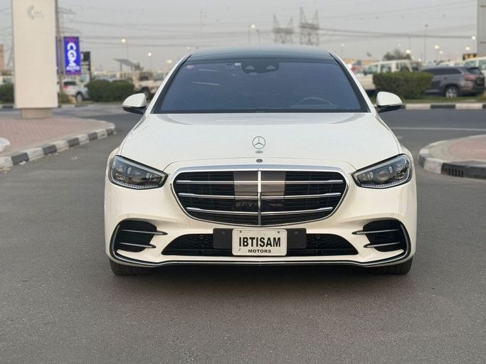 مستعملة Mercedes-Benz S-Class 500 Long 4MATIC سابعاً (W223), 3.0 l, 2021 في في الإمارات, دبي من Ibitisam Motors FZCO، اللون أبيض. المواصفات اليابانية | AUTO.AE | إعلان #275906