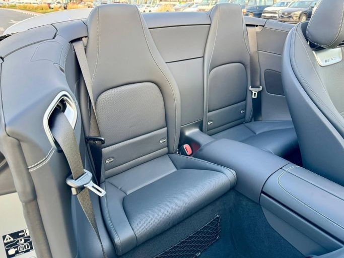 Подержанный Mercedes-Benz SL-Class AMG 43 AMG IV (R232), 2.0 л, 2023 в Дубае от Saeed Auto Серый цвет. Японская | AUTO.AE