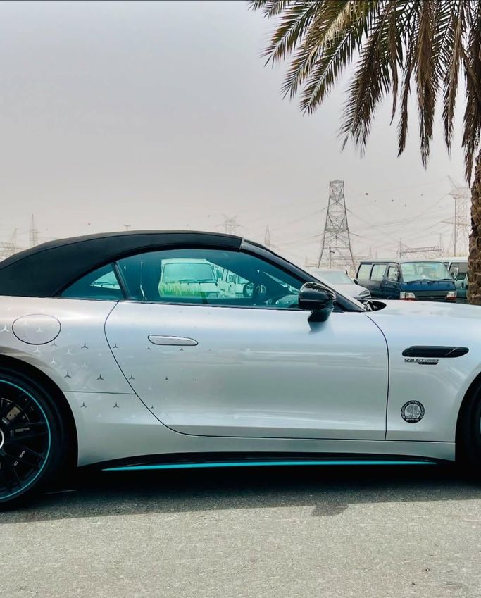 Подержанный Mercedes-Benz SL-Class AMG 63 AMG IV (R232), 4.0 л, 2023 в Дубае от Lakhani Motors Белый цвет. Японская | AUTO.AE