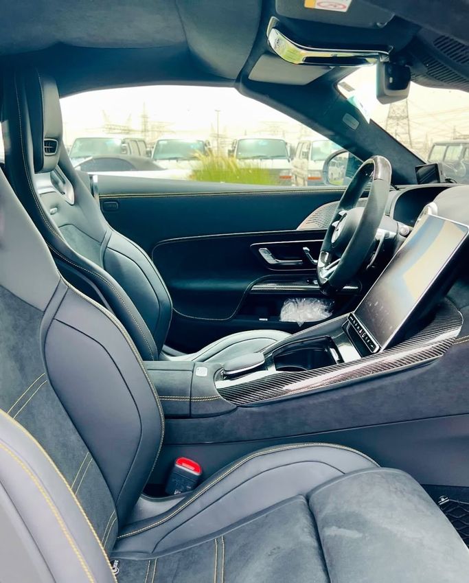 Подержанный Mercedes-Benz SL-Class AMG 63 AMG IV (R232), 4.0 л, 2023 в Дубае от Lakhani Motors Белый цвет. Японская | AUTO.AE