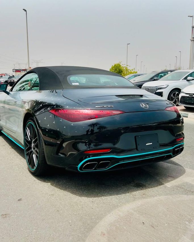 Подержанный Mercedes-Benz SL-Class AMG 63 AMG IV (R232), 4.0 л, 2023 в Дубае от Lakhani Motors Белый цвет. Японская | AUTO.AE