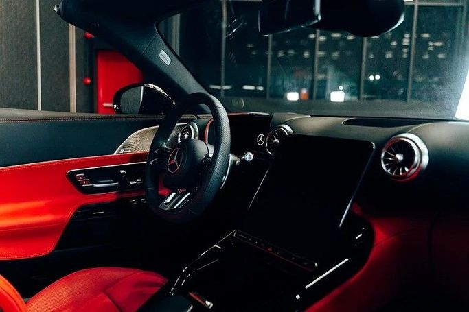 Подержанный Mercedes-Benz SL-Class AMG 43 AMG IV (R232), 2.0 л, 2023 в Дубае от Shamil Motors Черный цвет. Японская | AUTO.AE