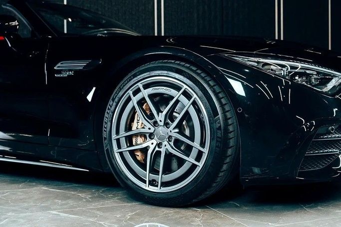 Подержанный Mercedes-Benz SL-Class AMG 43 AMG IV (R232), 2.0 л, 2023 в Дубае от Shamil Motors Черный цвет. Японская | AUTO.AE