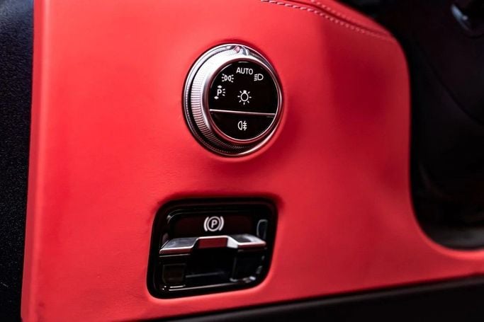 Подержанный Mercedes-Benz SL-Class AMG 63 AMG IV (R232), 4.0 л, 2022 в Дубае от LMG Motors Серебристый цвет. Европейская | AUTO.AE