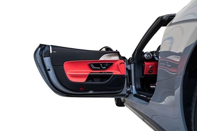 Подержанный Mercedes-Benz SL-Class AMG 63 AMG IV (R232), 4.0 л, 2022 в Дубае от LMG Motors Серебристый цвет. Европейская | AUTO.AE