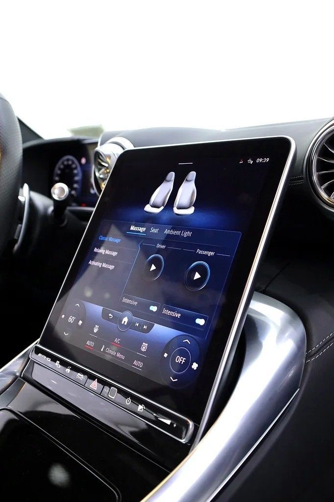 Подержанный Mercedes-Benz SL-Class AMG 55 AMG IV (R232), 4.0 л, 2022 в Дубае от Al Faris Motors Белый цвет. Other | AUTO.AE