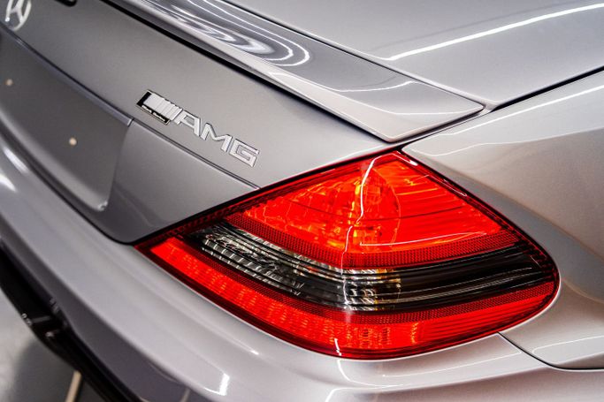New Mercedes-Benz SL-Class 600 V (R230) Facelift 2, 5.5 l, 2009 in Dubai, Silver color. GCC Specs | AUTO.AE
