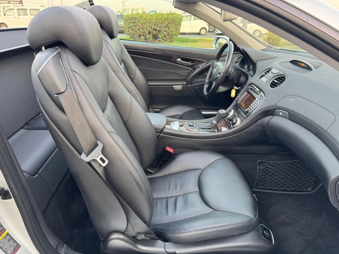 Подержанный Mercedes-Benz SL-Class 350 V (R230) Рестайлинг, 3.5 л, 2007 в Дубае от Saeed Auto Серебристый цвет. Японская | AUTO.AE