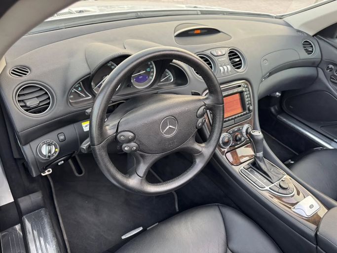 Подержанный Mercedes-Benz SL-Class 350 V (R230) Рестайлинг, 3.5 л, 2007 в Дубае от Saeed Auto Серебристый цвет. Японская | AUTO.AE