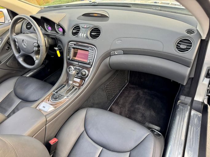 Подержанный Mercedes-Benz SL-Class 350 V (R230) Рестайлинг 2, 3.5 л, 2008 в Дубае от Saeed Auto Серебристый цвет. Японская | AUTO.AE