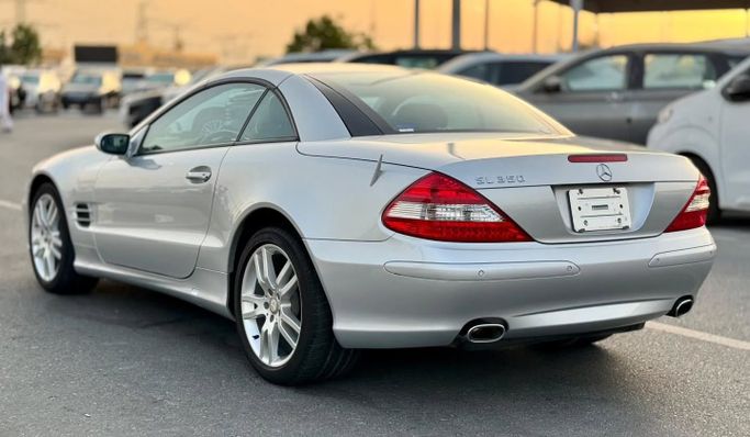 Подержанный Mercedes-Benz SL-Class 350 V (R230) Рестайлинг 2, 3.5 л, 2008 в Дубае от Saeed Auto Серебристый цвет. Японская | AUTO.AE